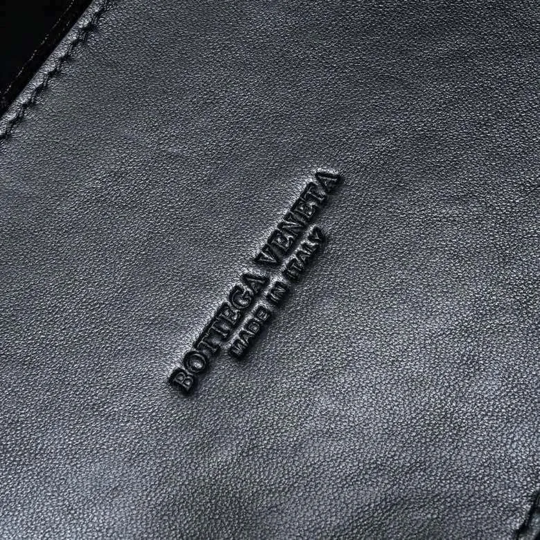 The 2023 new Andiamo batch of 2260 BV has been shipped‼ ️Really popular🔥The new Andiamo woven handbag launched by Bottega Veneta this season is really popular all over the world! ! Celebrities at home and abroad have worn it, and Oscar-winning actress Michelle Yeoh has taken it out on the street. Song Jia, Trai Yara, Yu Feihong, Sanji Ayaka, Rosie Hunting-Whiteley, Yoshioka Riho, etc. have all picked up this bag. It is classic and versatile, showing off its temperament, and the bag capacity is also large, which is very convenient for daily commuting! ! A variety of carrying methods, the shoulder straps can be adjusted by yourself, the original lambskin feels soft and delicate, and the unisex style breaks gender boundaries and brings a more practical and longer-lasting use experience. Andiamo, which has both elegant and casual styles, perfectly interprets the true appearance of "fashionable old money style". Style number: 8463 Size: 32*24*12